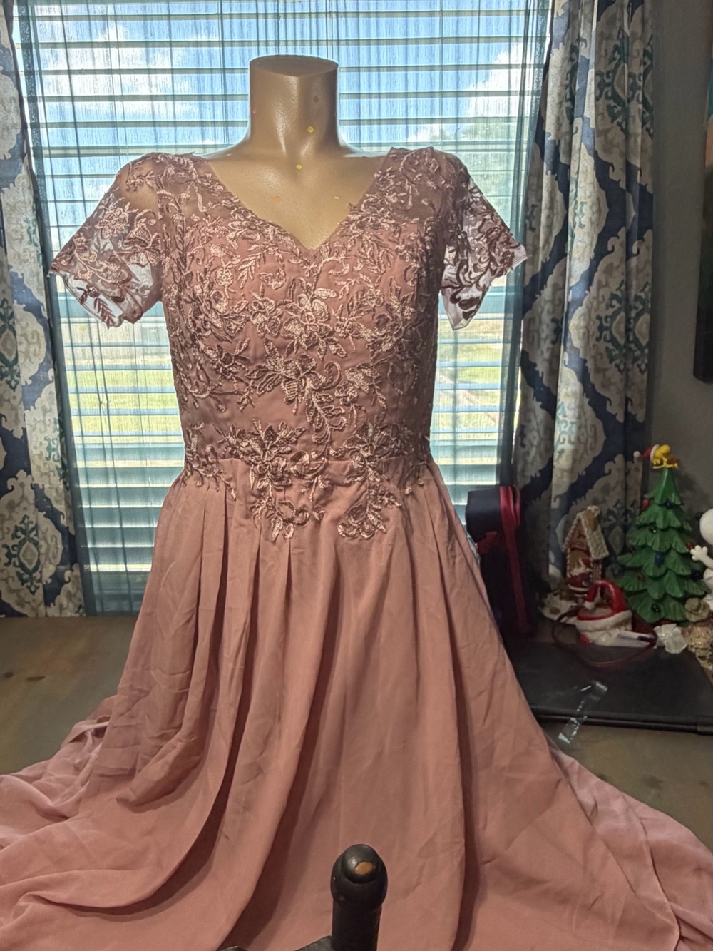 Dusty Rose Lace Appliqué V-Neck Evening Dress